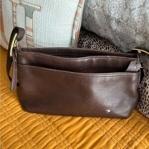 Coach purse preowned 100% leather.